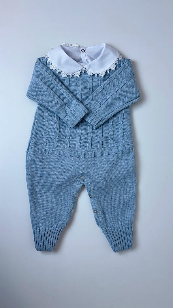 Macacão de tricô para saída de maternidade Tatá na cor Azul Salina, tamanho RN