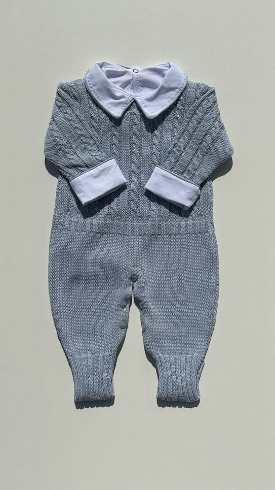 Macacão de tricô para saída de maternidade Nina na cor Azul Salina, tamanho RN