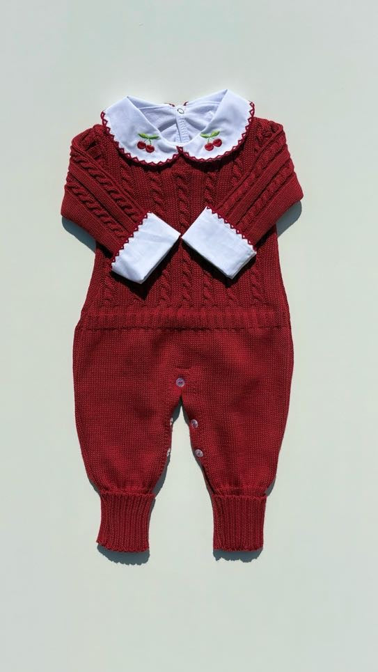 Macacão de tricô para saída de maternidade Nina na cor Vermelho Fogo, tamanho RN