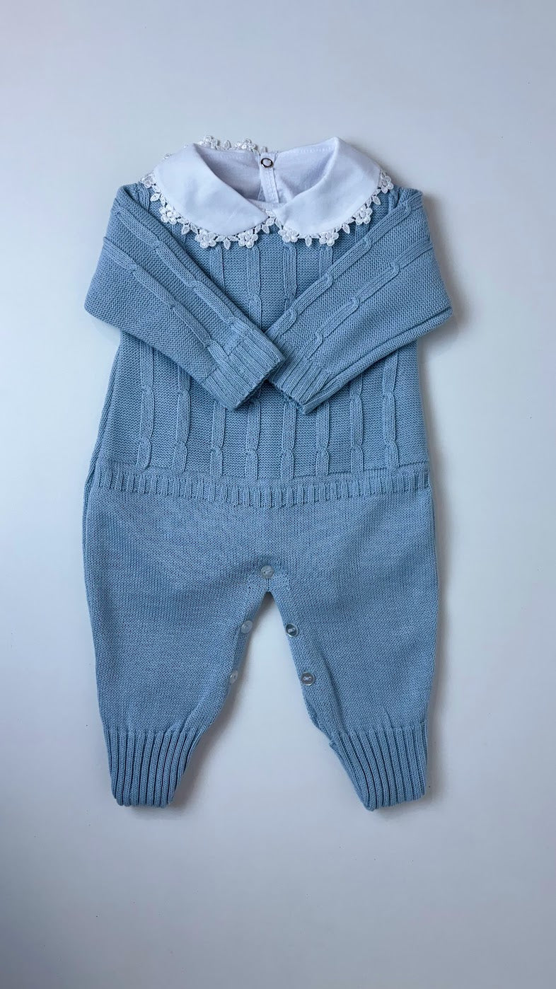 Macacão de tricô para saída de maternidade Tatá na cor Azul Salina, tamanho RN