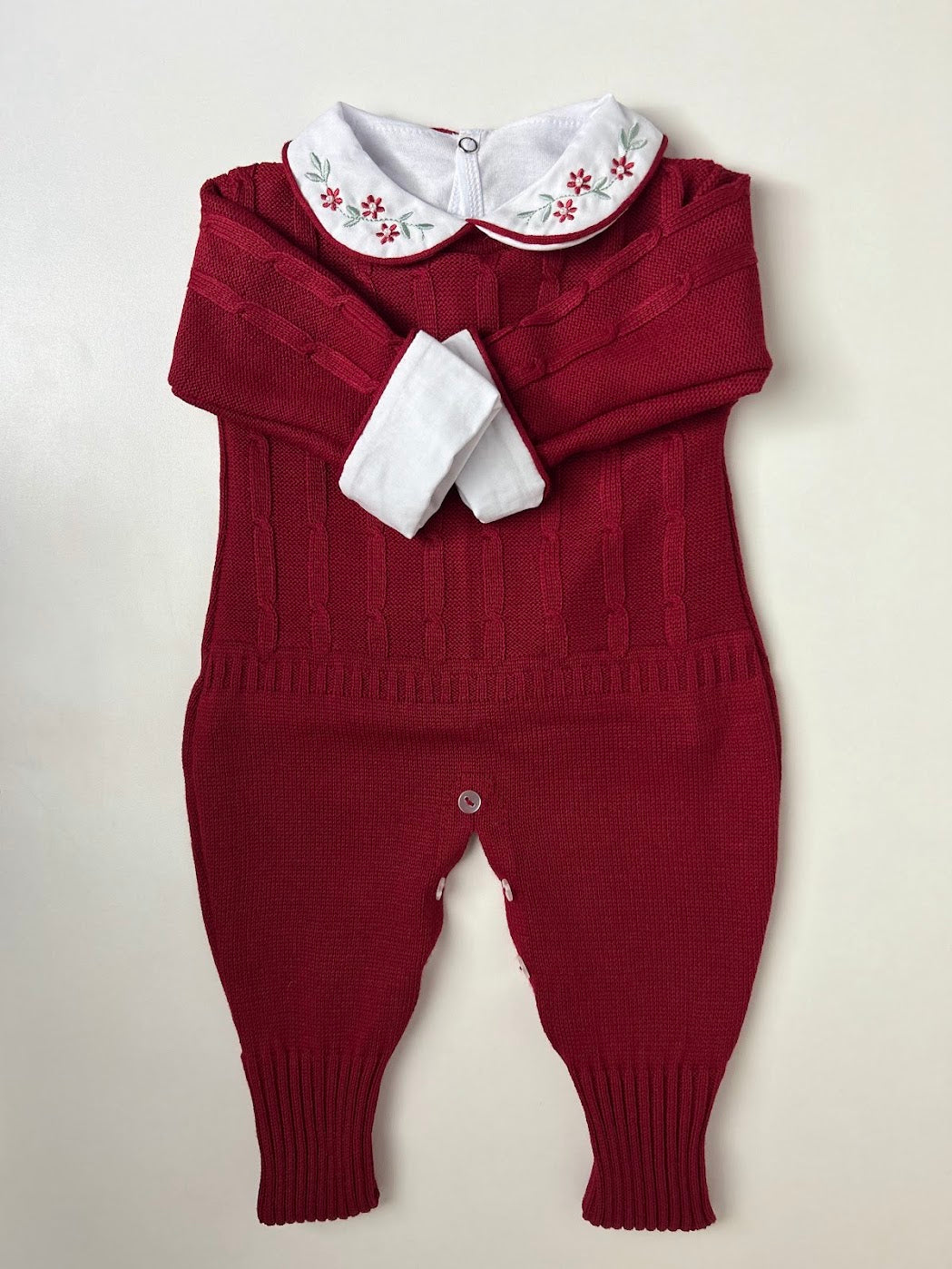 Macacão de tricô para saída de maternidade Tatá na cor Vermelho Fogo, tamanho RN